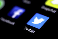 Twitter blokuje propagandu. O účet přišel i poradce saúdského korunního prince