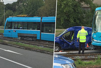 V Ostravě se srazila tramvaj s autem: Dva lidé jsou zraněni