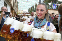 „Je naraženo!“ V Mnichově začal Oktoberfest, tuplák podražil na tři stovky