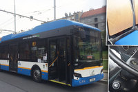 Nový přírůstek na pražských silnicích: Dopravní podnik testuje trolejbus, jezdit by mohl na letiště