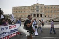 Řecko paralyzovaly protesty. Doprava na ostrovy stojí, stávkuje se i ve školách