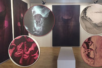 Extravagantní obrazce v Pelléově vile: Známý tatér Musa odkrývá člověčí bestiář i „vegan art“