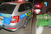 Opilec v traktoru za sebou vlekl nákupní vozík: Nakonec zastavil o policejní vůz