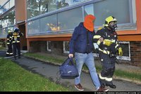 Muž a žena se nadýchali při požáru bytu v Praze: Skončili na jednotce intenzivní péče v nemocnici