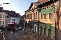 Evakuace domu v České Lípě: Rodina přišla o střechu nad hlavou!
