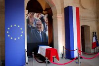 Francouzi se loučí s exprezidentem Chiracem. U katedrály stojí dlouhé fronty