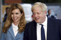 K synovi gratulovala Johnsonovi s „vydřičkou“ i královna. S výchovou radí Blairová a Cameron