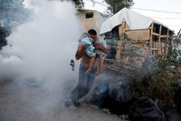 Migranti zapálili přeplněný tábor na ostrově Lesbos. Zemřela žena a malé dítě