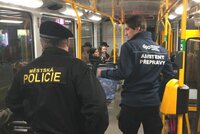 Noční zátah na černé pasažéry v Ostravě: Lidé před asistenty přepravy utíkali z tramvají!