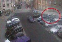 Bizár na Vinohradech: Spor o parkovací místo vyústil v grotesku, řidič skočil druhému na kapotu