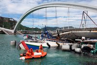 Mrtvých po zřícení mostu přibývá. Záchranáři našli těla v rozdrcených lodích