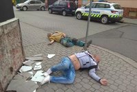 V Přerově na chodníku leží dvě mrtvoly, šokovaní lidé přivolali policisty!