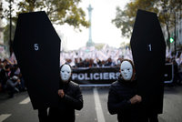 Naštvaní policisté: Máme míň peněz, ale víc sebevražd. Paříží prošel „pochod hněvu“