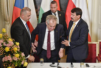 „Zpomalený“ Zeman dostal infuze. V Lánech ho podepíral i maďarský prezident