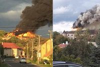 Na Slovensku vyhořel zámek. Zvědavci se hasičům pletli pod nohy