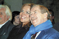 „Václav Havel nám hodně chybí.“ Oslavil by 83. narozeniny, kritici si rýpli do Zemana