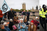 První den masivních protestů: Policie v Londýně zatkla přes 130 ekoaktivistů