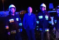 Europoslanec hrdinou: Z hořícího auta vytáhl muže s dvouletým synkem