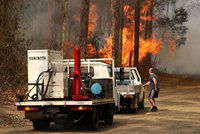 Austrálii spalují ničivé požáry. Popelem už lehly desítky domů, oheň není pod kontrolou