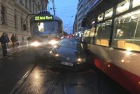 Auto skříply dvě tramvaje! Děsivě vypadající nehoda zkomplikovala dopravu v centru Prahy