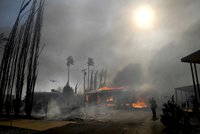 Kalifornie v plamenech: Hasiči marně bojují se stovkami požárů, lidé jsou bez proudu