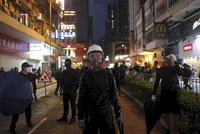 Mladík rozdával v Hongkongu pozvánky na demonstraci. Pobodali ho a pořezali