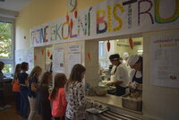 Cheeseburger a rybí karbanátky: Dětem v ostravské škole vařil kuchař bohatých šejků