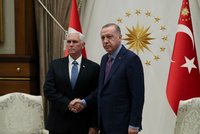 V Sýrii utichnou zbraně, dohodli USA a Turci. Trumpa těší „miliony ušetřených životů“
