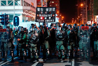 Hongkong opět bouří, policisté vytáhli obušky a slzný plyn. Mladík skončil pobodaný
