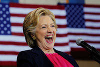 Clintonová dál „mlží“. Stane se přece jen černým koněm voleb v USA?