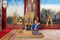 Thajský král zbavil konkubínu titulu a hodnosti. „Vydržela“ necelé tři měsíce