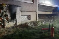 Panika v Bohnicích: Požár rozvaděče uvěznil lidi ve výtahu, vyprošťovat je museli hasiči