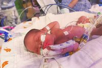 Nejmladší pacient s koronavirem na světě: Británie hlásí nakaženou matku s novorozencem