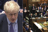 Johnson na kolenou, britští poslanci mu schvalování dohody o brexitu hodili na hlavu