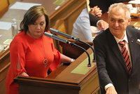 Rozpočet ONLINE: Zeman dorazil do Sněmovny podpořit Schillerovou. Jak rozbouří opozici?