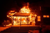 Kalifornie kvůli mohutným požárům vyhlásila stav nouze: 200 tisíc evakuovaných