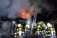 V Praze hořel rodinný dům. Chytlo i auto v garáži, škoda je přes milion