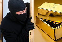 Postel v Třeboni skrývala zlatý poklad: Majitel do ní ukryl zlaté cihly!