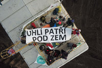 Aktivisté obsadili velkorypadlo na Mostecku. „Odejdeme, až skončí doba uhelná“