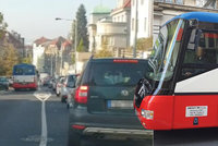 VIDEO: Riskantní manévr řidiče MHD! Autobus se řítil Prahou 8 v protisměru, policie hledá svědky