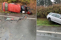 Hromadná srážka aut na Náchodsku: Těžce zraněný řidič zemřel v nemocnici