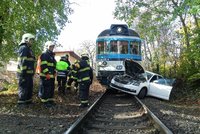Vlak v Praze 6 smetl auto: Mezi Prahou a Kladnem trať dvě hodiny stála