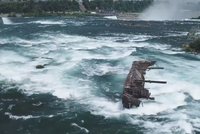 Bouře vmetla loď blíž k Niagarským vodopádům. Mezi skalisky vydrží možná jen dny