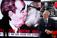 Líbající Brežněv i slavící Zeman. Velká show k výročí 30 let od pádu berlínské zdi začala