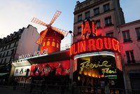 Kabaret Moulin Rouge slaví 130 let: V pařížském srdci lásky to žije i dnes!
