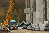Neštěstí na stavbě v Buštěhradu: Dělníka zavalila betonová zeď! Vážně se zranil