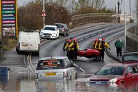Sever Anglie „spláchly“ přívalové deště. Velká voda uvěznila desítky lidí v obchoďáku