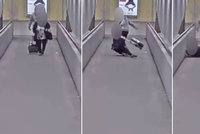 Bezcitný gambler strhl babičce kabelku z ramene, až spadla na zem: Kamerám neunikl