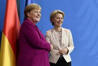 EU chystá nový migrační pakt. S Merkelovou ho piluje budoucí šéfka Evropské komise