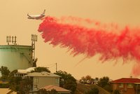 Ohnivé peklo v Austrálii: Hasiči krotí 70 požárů a hlásí první oběti